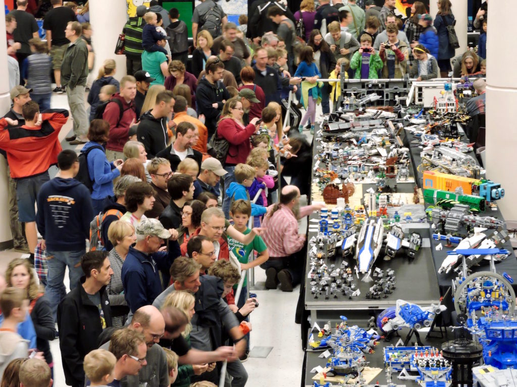 brickcon2016_crowds